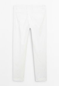 Witte katoenen broek met achterzakken, een rechte snit en opgerolde mouwen. De stof is glad met een matte afwerking.