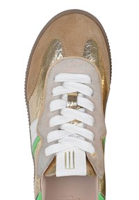 Sneaker con tomaia in pelle scamosciata beige e oro metallico, lacci bianchi, dettagli verdi e finitura testurizzata. Presenta un logo bianco e oro sulla linguetta.