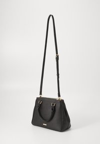 Schwarze synthetische Handtasche mit strukturierter Form, zwei oberen Tragegriffen und einem abnehmbaren Schultergurt. Goldfarbene Hardware-Akzente und Reißverschluss.