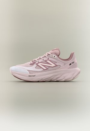 Hellrosa New Balance Laufschuh mit Mesh-Obermaterial, gepolsterter Sohle mit der Aufschrift Fresh Foam und dem charakteristischen "N"-Logo an der Seite.