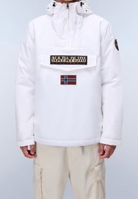 Biała bluza z kapturem, z kieszenią z przodu, z logo naszywką i małym detalem w postaci norweskiej flagi. Gładka tekstura, funkcjonalny design.