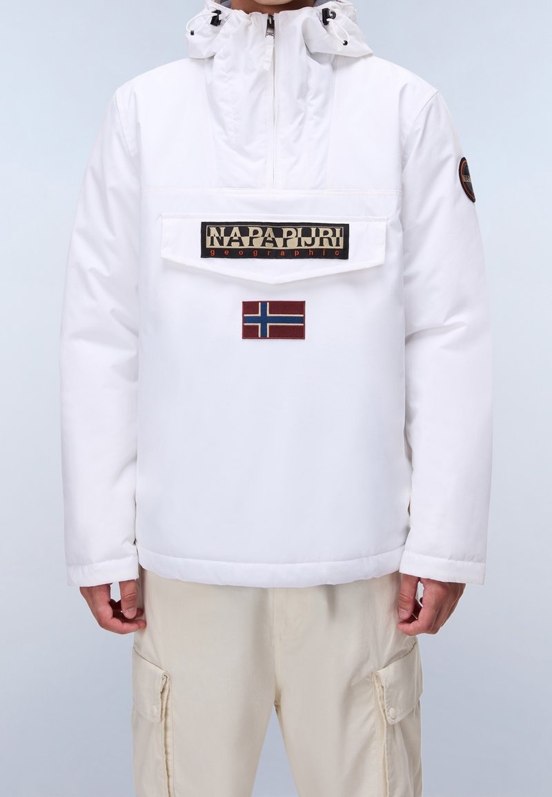 Biała bluza z kapturem, z kieszenią z przodu, z logo naszywką i małym detalem w postaci norweskiej flagi. Gładka tekstura, funkcjonalny design.