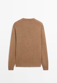 Gestrickter Pullover in warmem Braun, mit rundem Ausschnitt, langen Ärmeln sowie gerippten Bündchen an Ärmeln und Saum, mit glatter Textur.