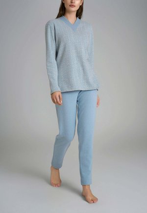 Set di pigiama azzurro chiaro con top a maniche lunghe e scollatura a V, decorato con un motivo a spina di pesce, e pantaloni a sigaretta abbinati. Tessuto morbido, design minimal.