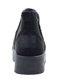 Czarny botek za kostkę z teksturowanym wykończeniem z zamszu, zaokrąglonym noskiem i grubą gumową podeszwą. Z tyłu znajduje się naszywka z logo.