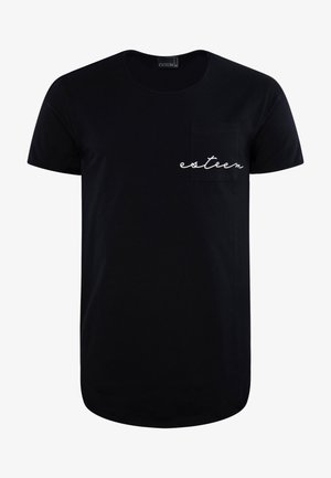 Czarny bawełniany t-shirt z okrągłym dekoltem, krótkimi rękawami, kieszenią na piersi oraz białym logo w stylu kursywy na kieszeni.