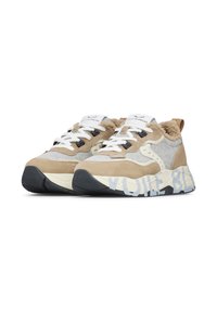 Sneakers beige e grigi con tomaia in camoscio e tessuto, lacci bianchi, colletto morbido e una suola con un motivo audace. Logo sul lato.