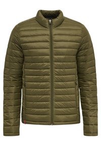 Olivengrøn pufferjakke med ståkrave, vandret quiltet mønster, frontlynlås og to sidelommer. Glat stoftekstur.
