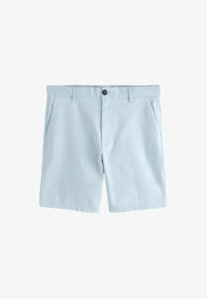 Világoskék férfi rövidnadrág övhurkokkal, elülső gombbal, cipzáras sliccel és oldalsó zsebekkel fehér háttéren.