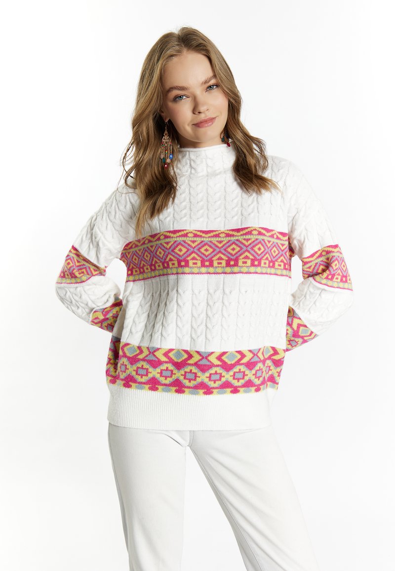 Maglione bianco lavorato a maglia con motivo a treccia, caratterizzato da un vivace motivo geometrico in rosa e giallo attorno al petto e alle maniche.