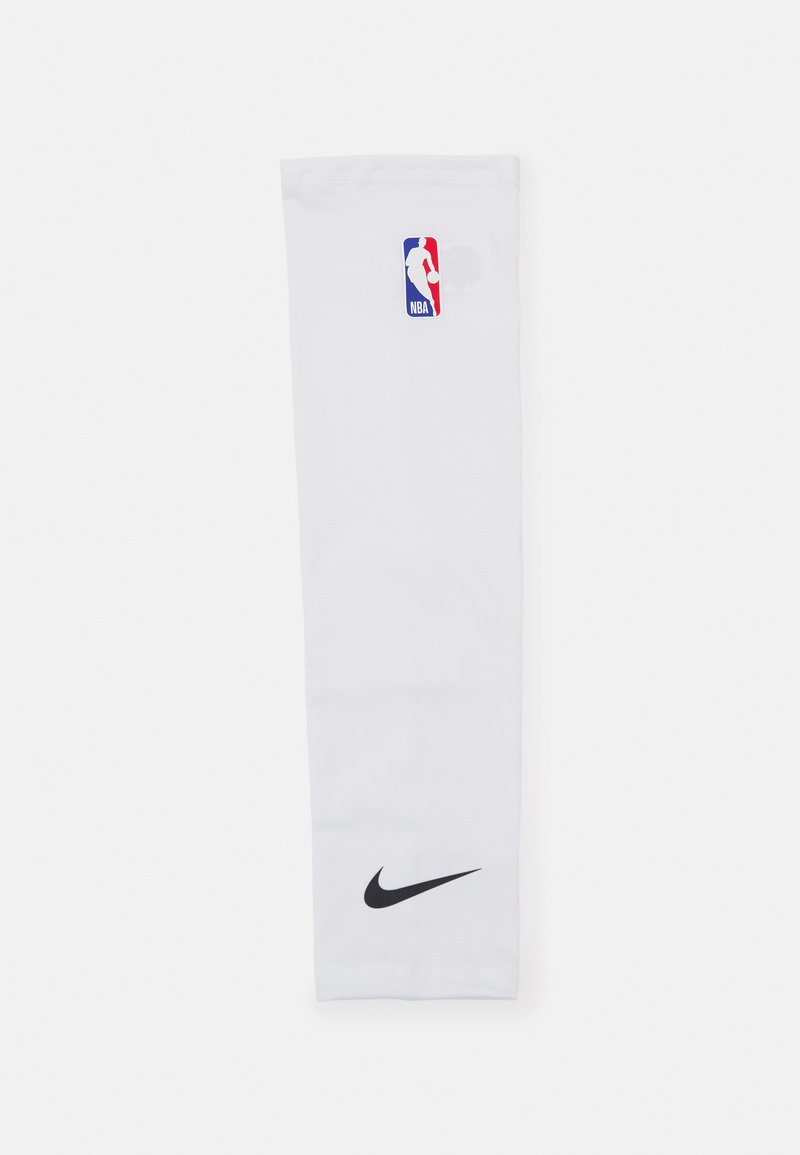 Nike NBA armlæg, hvidt stof med sort Nike-logo og farverigt NBA-logo. Glat tekstur, forlænget rektangulær form.