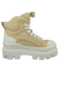 Beżowe wysokie sneakersy z wyściełaną cholewką, białymi sznurowadłami oraz masywną białą podeszwą z teksturowanymi akcentami i detalem z logo.