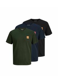 Drei Baumwoll-T-Shirts in dunkelgrün, marineblau und schwarz. Jedes verfügt über ein quadratisches Logo-Tag auf der Brust. Geripptes Rundhalsdesign, kurze Ärmel.