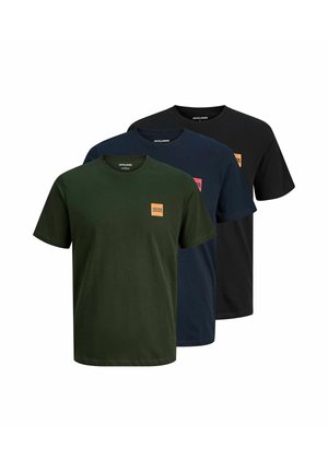 Drei Baumwoll-T-Shirts in dunkelgrün, marineblau und schwarz. Jedes verfügt über ein quadratisches Logo-Tag auf der Brust. Geripptes Rundhalsdesign, kurze Ärmel.
