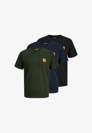 Trois t-shirts en coton de couleur vert foncé, marine et noir. Chacun présente un patch logo carré sur la poitrine. Col rond côtelé, manches courtes.