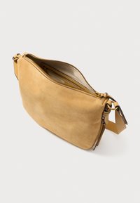 Svijetlosmeđi nubuk crossbody torba sa širokim remenom, zlatni zip djelomično otvoren prikazuje bež unutrašnjost i unutarnji zip džep.