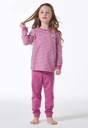 Kinder-Pyjama-Set mit einem langärmeligen Oberteil in Pink-weiß gestreift, das ein kleines Vogelmotiv zeigt, sowie einfarbigen pinken Hosen mit Rippbündchen.