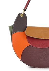 Multikleurige leren handtas met een ronde vorm. Kenmerkt zich met bruine, donkergroene, oranje, bordeauxrode en gouden accenten. Gestikte details zijn zichtbaar.