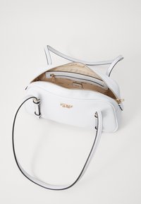 Witte leren handtas met een ritsluiting, beige binnenvoering en gouden hardware. Voorzien van een enkele schouderband en zijaccenten.