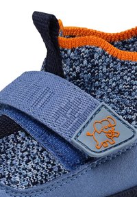 Chaussures pour enfants bleues avec un dessus en maille texturée, un accent orange au niveau du cuff et une sangle Velcro arborant un logo d'éléphant gris.