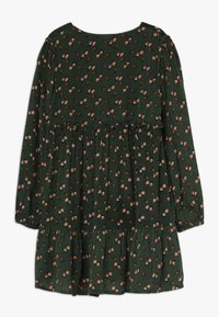 Robe longue à manches longues vert foncé avec un petit imprimé floral rose et orange, taille froncée et détail de bas rufflé.
