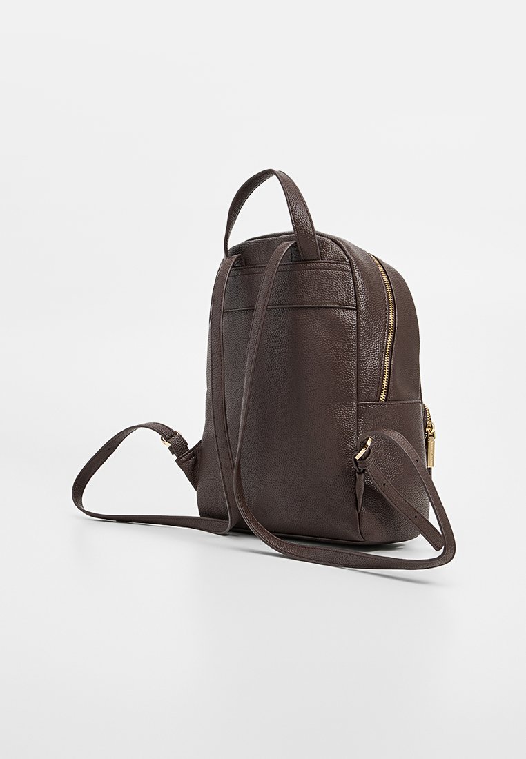 Brauner Leder-Rucksack mit strukturierter Oberfläche, ausgestattet mit verstellbaren Riemen, einem Reißverschluss und einer Seitentasche mit goldenen Hardware-Elementen.