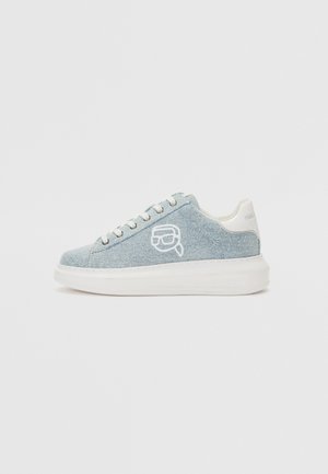Sneakers din denim de culoare albastru deschis, cu talpă albă, vârf rotund și logo alb pe lateral. Șireturi în nuanța albastră corespunzătoare, superior moale din textil și talpă din cauciuc.