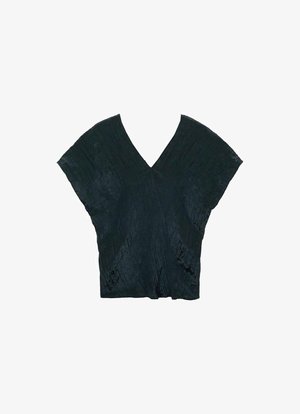 Sort v-hals top med brede, korte ærmer; har et tekstureret, krøllet stof, der giver en afslappet pasform og draperet udseende.