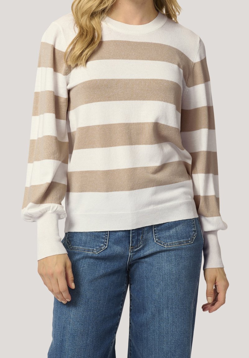 Lekki sweter dzianinowy w beżowe i białe poziome paski. Posiada długie, balonowe rękawy oraz klasyczny okrągły dekolt.