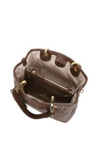 Borsa a mano in pelle marrone con dettagli in metallo color oro. Interno con fodera beige e tasca con cerniera. Forma arrotondata e design strutturato.