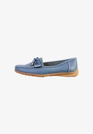 Mocasín azul de cuero con suela de goma de color marrón claro, costuras blancas y lazo decorativo en la parte superior, mostrado de lado sobre fondo blanco.