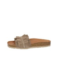 Lichtbruine slip-on sandaal met gerimpeld banddetail en kurkachtige zool, tegen een witte achtergrond.