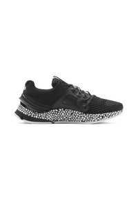 Chaussure de sport noire avec tige en mesh, lacets et semelle texturée agrémentée de accents blans. Le design met l'accent sur le confort et la respirabilité.