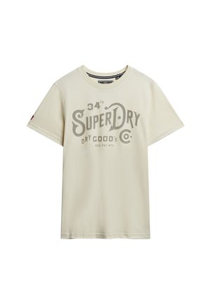Beige katoenen T-shirt met een grote grijze grafische opdruk met de tekst "SuperDry" en kleinere tekst. Korte mouwen en een ronde hals.