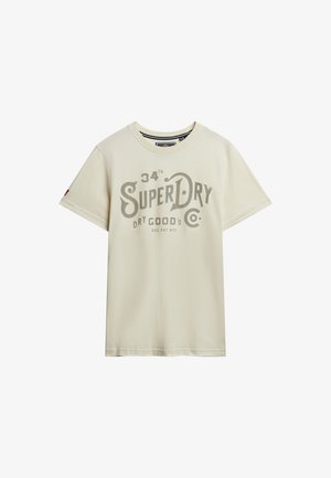 Beige katoenen T-shirt met een grote grijze grafische opdruk met de tekst "SuperDry" en kleinere tekst. Korte mouwen en een ronde hals.