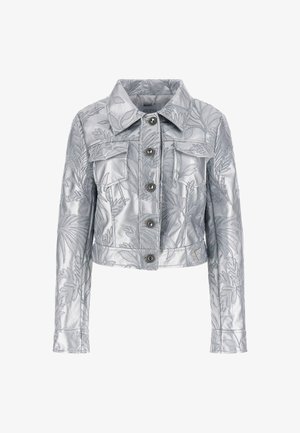 Srebrna skraćena jakna s vezivim motivima lista, dugmad na prednjoj strani, raspoređeni ovratnik i dva džepa na grudima. Glatka, sjajna tekstura.