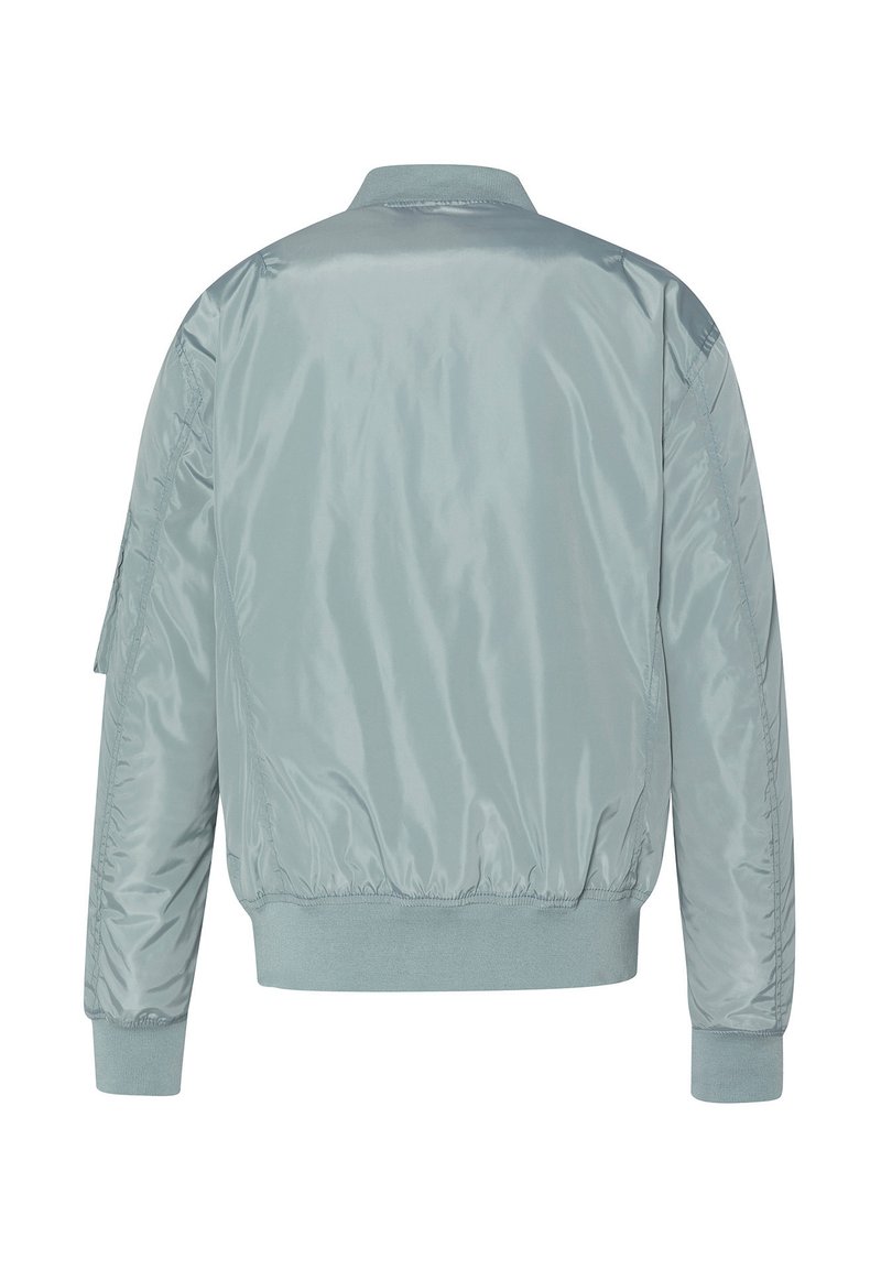 Chaqueta bomber azul claro, material de nylon brillante, cuello y puños acanalados, cintura elástica y ligero acolchado visible en las mangas.