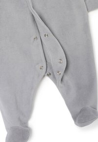 Mameluco de felpa gris con mangas cortas, que presenta broches en la parte inferior para el cierre y diseño con pies. Textura suave sin patrones.
