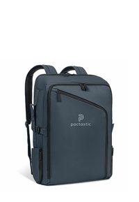 Sac à dos bleu marine de forme rectangulaire, avec plusieurs compartiments zippés, des bretelles rembourrées et un logo sur le devant.