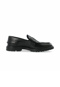 Mocassins en cuir noir avec un bout arrondi, dotés de coutures détaillées et d'une sangle texturée à l'avant, montés sur une semelle en caoutchouc.