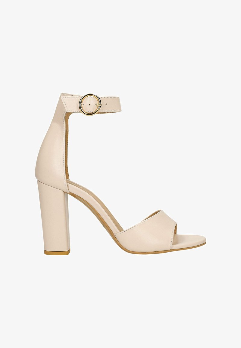 Béžová sandála na vysokém podpatku se širokým páskem přes prsty, nastavitelné kotníkové zapínání se zlato-kulovým sponou a masivním podpatkem.