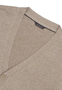 Beżowy kardigan z dekoltem w serek, jednoprzyciskowym zapięciem i teksturowanym materiałem. Widoczna metka marki wewnątrz kołnierza.