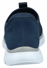 Sneaker slip-on blu navy con tomaia in tessuto testurizzato, collo imbottito e suola in gomma bianca con un motivo geometrico.