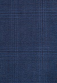 Granatowa tkanina z fakturowanym wzorem w kratę, z wplecionymi liniami w jaśniejszych odcieniach, prezentująca miękkie, trwałe wykończenie tekstylne.