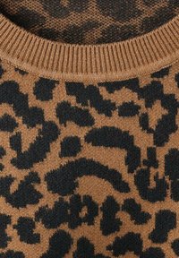 Suéter marrón con un patrón de estampado de leopardo en negro. Tejido de punto texturizado con un cuello acanalado para un detalle adicional.