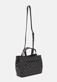 Sac à main noir à motif avec deux poignées courtes, une sangle longue ajustable et une poche zippée extérieure sur le devant.