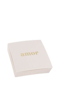 Kvadratisk rosa låda med en slät yta, med ordet "amor" i matt guld på toppen. Enkel, elegant design.