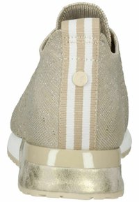 Lichtbeige sportchoenen met een gemêleerde bovenkant, glinsterende accenten en een witte gestreepte hiellip. Beschikt over een gewatteerde, glanzende zool.