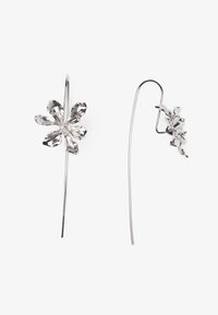 Cercei din argint cu un design mare de floare pe unul și un accent floral mai mic pe celălalt, ambele având un finisaj metalic lustruit.