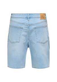 Short en denim bleu clair avec deux poches arrière et un patch de marque en cuir sur la ceinture portant l'inscription "Only & Sons Denim artisans."